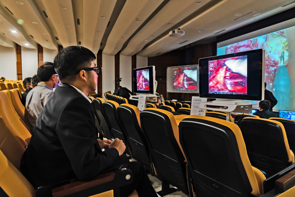 �_(d��)��֮���_(d��)�������3DӰ���Q�����������_(d��)�������g(sh��)�C(j��)���ֱ۵�3DӰ�񼴕r(sh��)�B���D(zhu��n)�����ڕ�(hu��)�h���^Ħ���t(y��)����ֻҪ����ƫ�����R�������c��(zh��)���t(y��)������ͬ����3D���wӰ�����R�����_(t��i)�F(xi��n)��(ch��ng)���s���_(d��)�������g(sh��)�ČW(xu��)��(x��)����